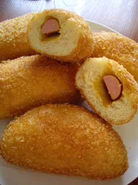 懐かしの魚肉ソーセージ入り揚げパン。